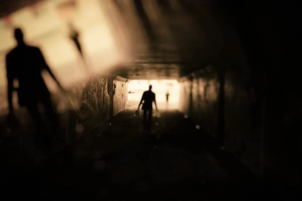 Silueta u tunelu