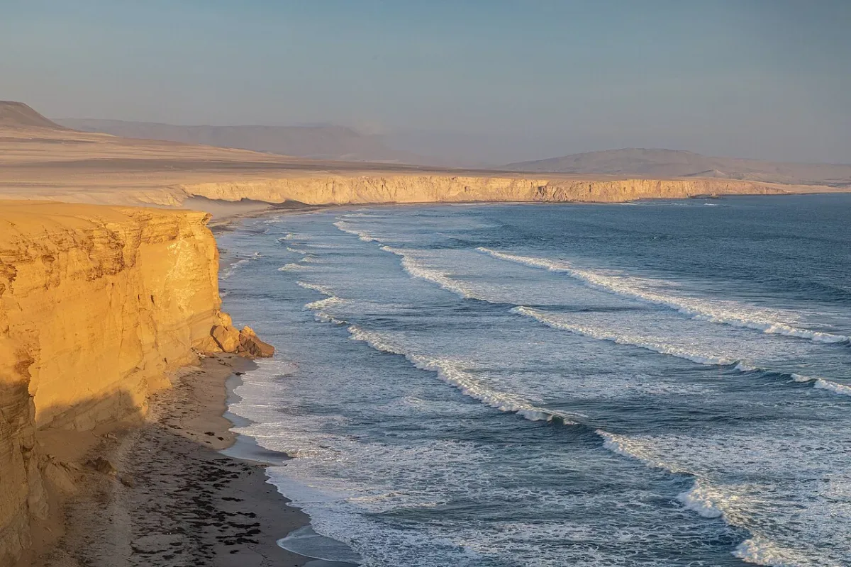 Obala poluostrva Paracas u Peruu, sa suhim brdima i plitkom obalom prema Tihom okeanu