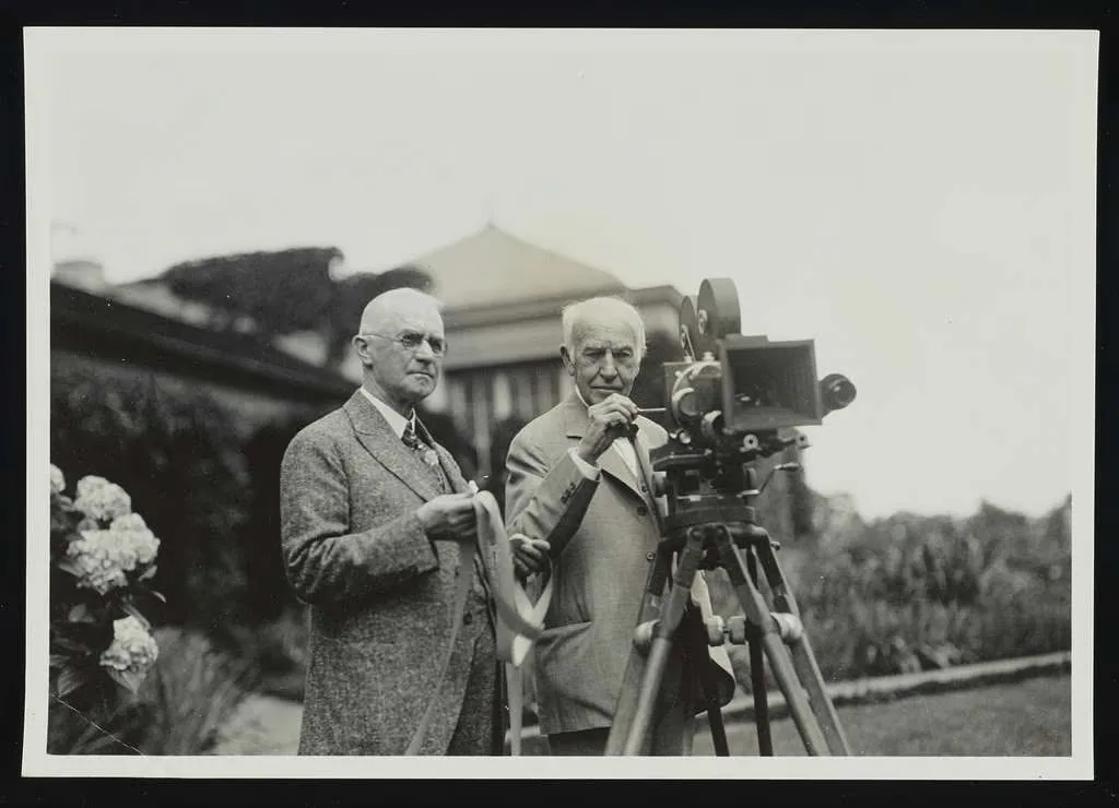 George eastman lijevo i thomas edison sa kamerom