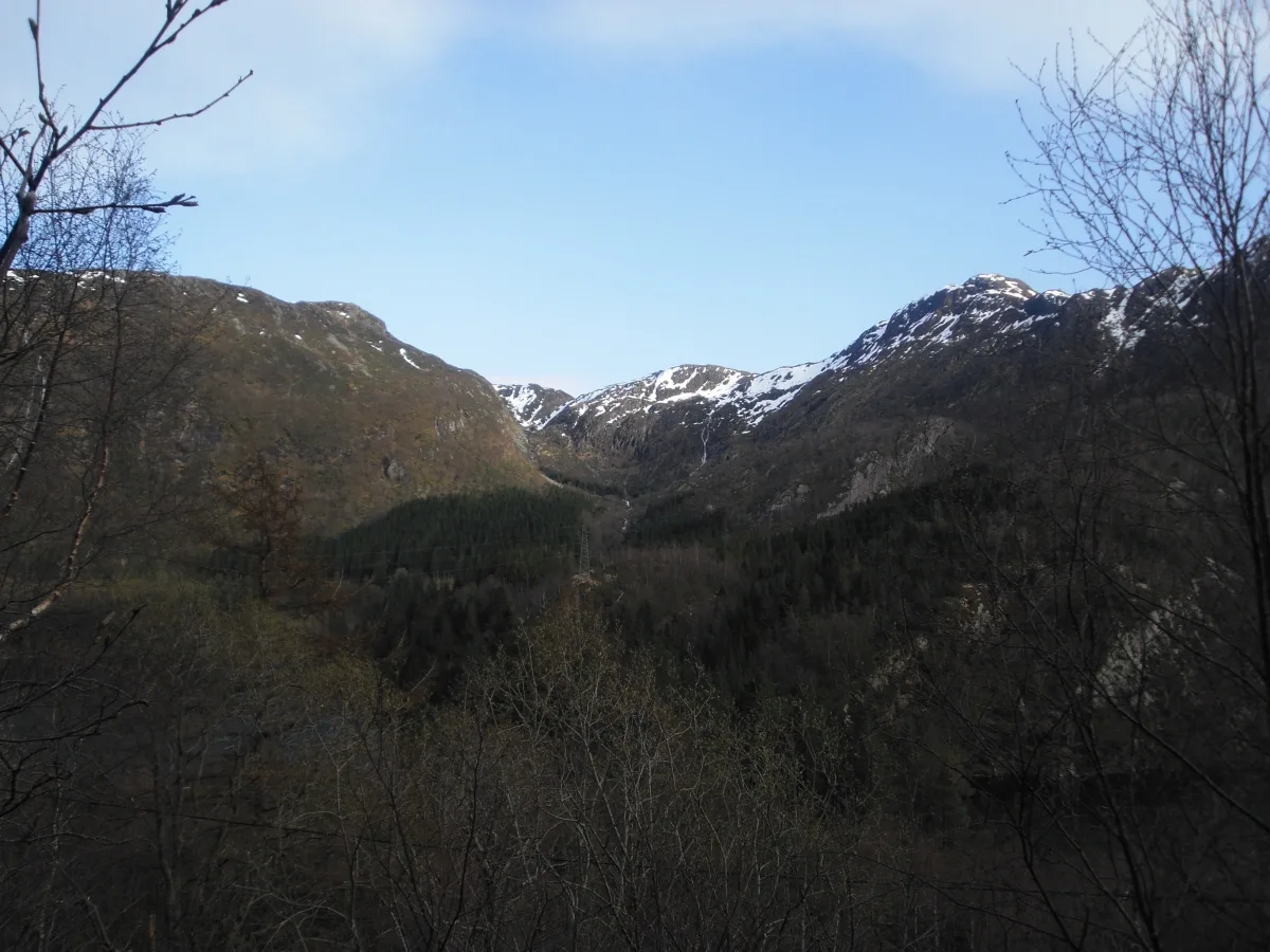 Kamena dolina Isdalen iznad Bergena, sa strmim padinama i niskim rastinjem.