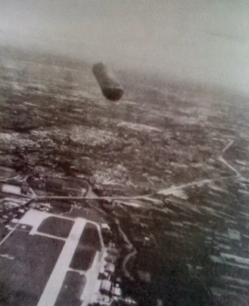 Originalna fotografija iz slučaja Cecconi – nepoznati cilindrični objekat koji je 18. juna 1979. iznad Treviza fotografisao maršal-pilot Giancarlo Cecconi.