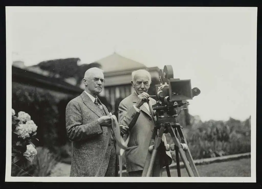 George eastman lijevo i thomas edison sa kamerom