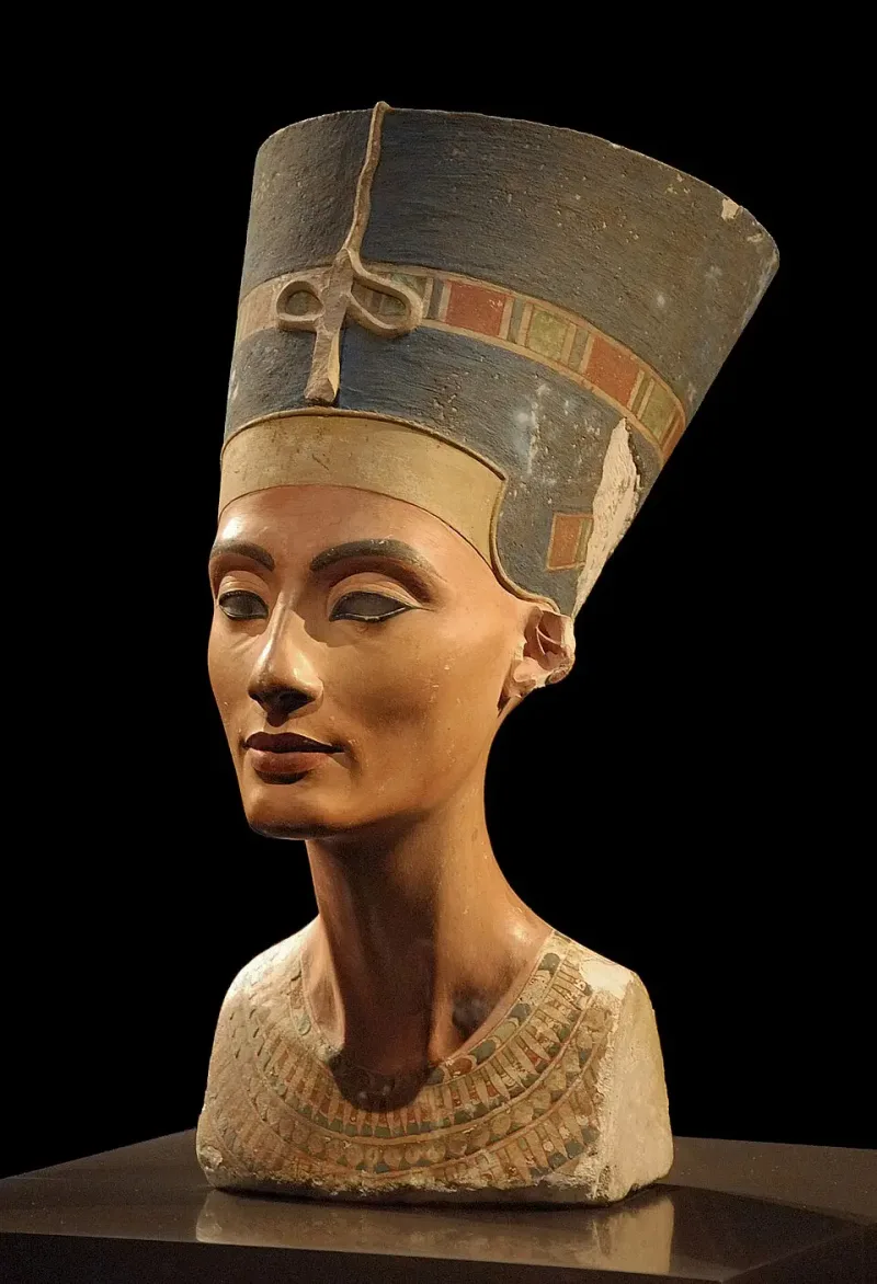 Bista kraljice Nefertiti s visokom plavom krunom, izložena u Neues Museumu u Berlinu