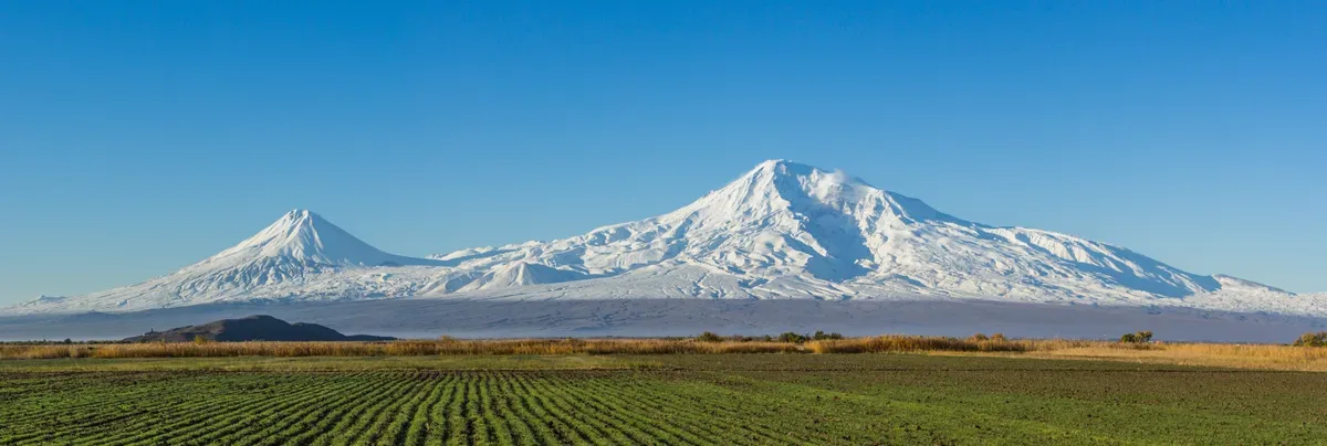 Planina Ararat i araratska ravnina, viđene ujutro iz okolice grada Artashat u Armeniji