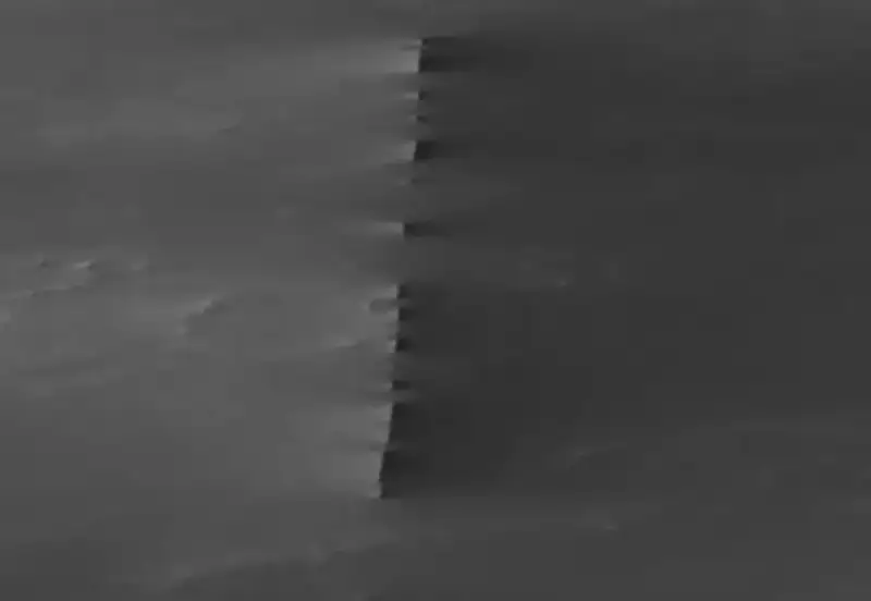 Gigantska struktura slična zidu otkrivena na Marsu