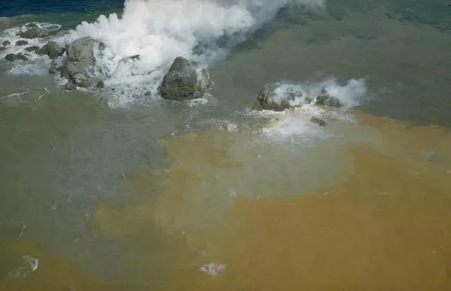 Stub pare i lavina koji se uzdižu iz vrha kupole na vulkanu Myojin-sho tokom podvodne erupcije 1952. godine, Izu ostrva, Japan