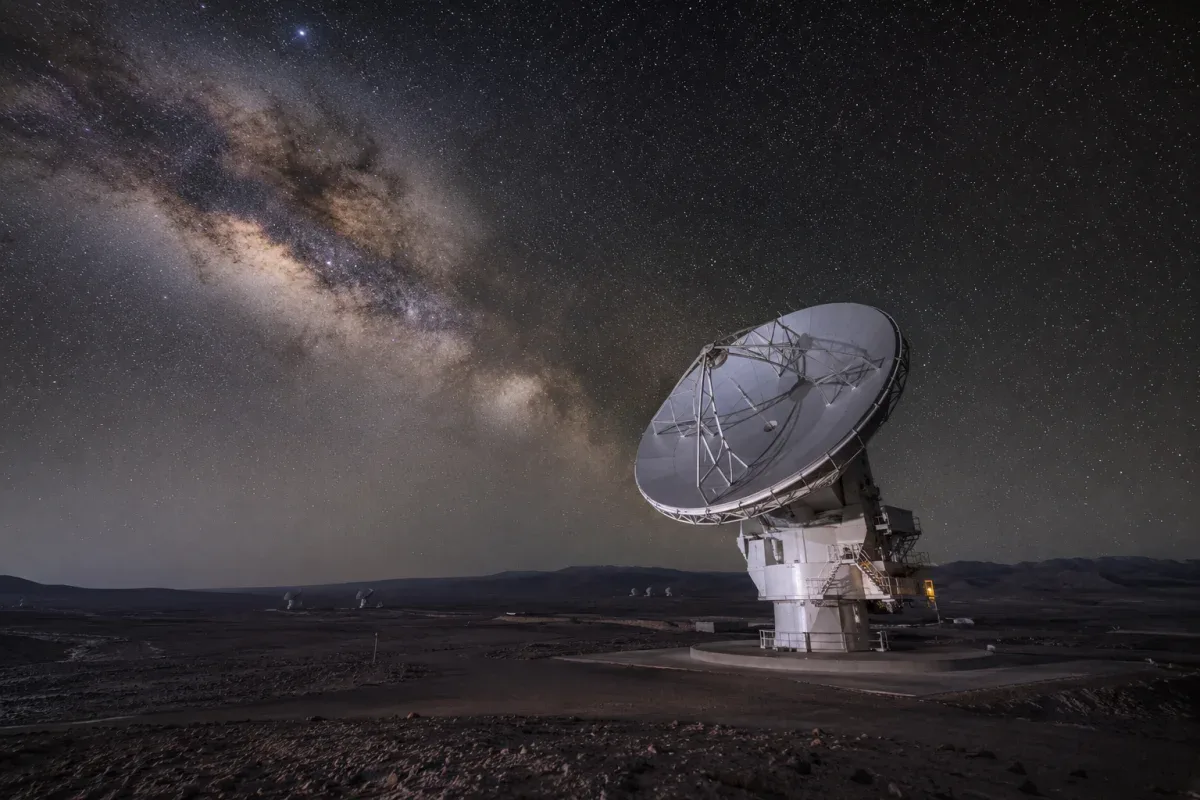 Radio-teleskop uperen prema zvjezdanom nebu iznad pustinje Atacama noću