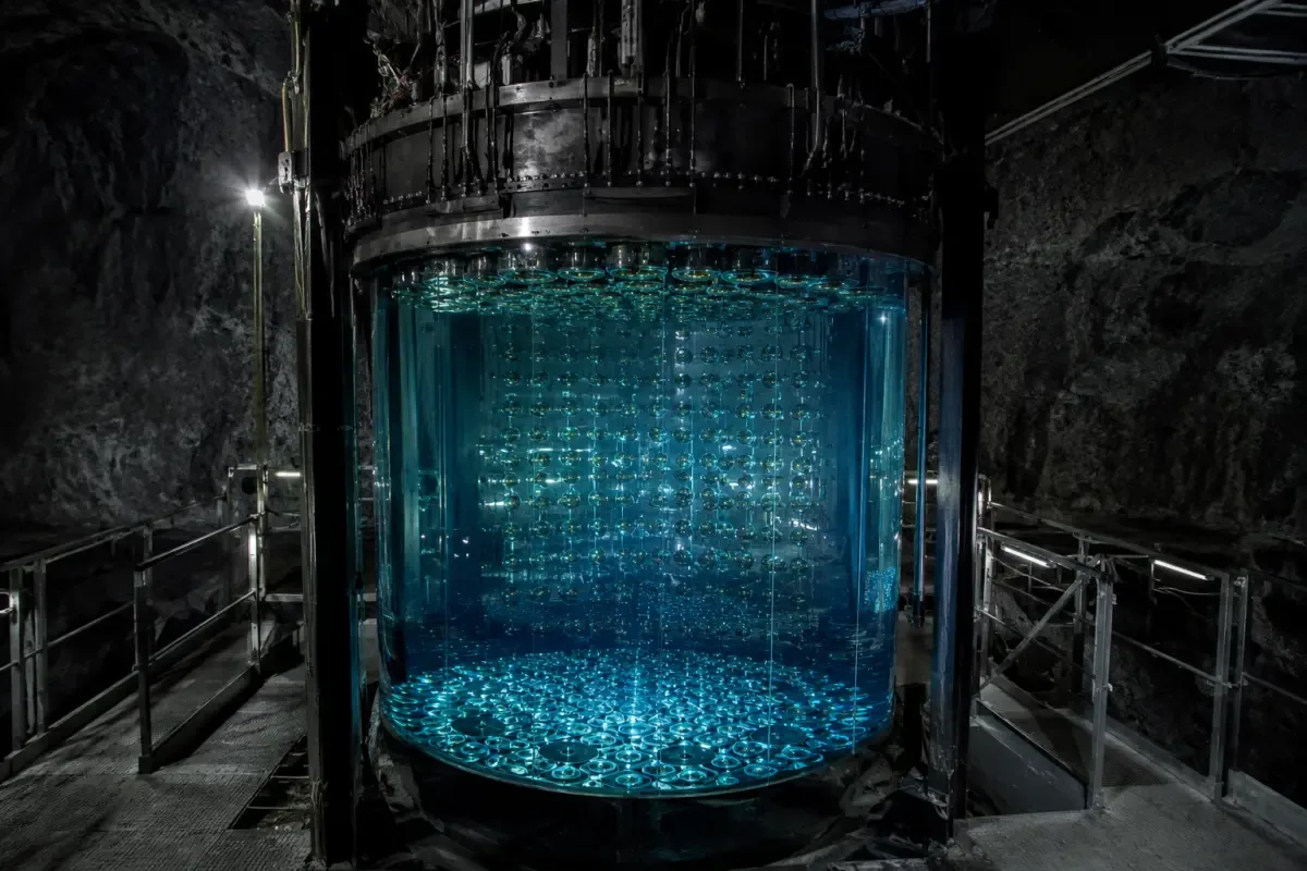 Detektor tamne materije LUX-ZEPLIN duboko pod zemljom, hladno plavičasto svjetlo u tami podzemne laboratorije