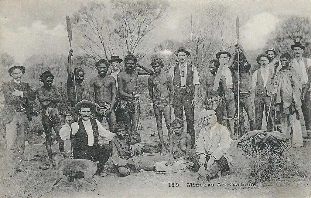 Australijski aboridžini sa bijelim čovjekom
