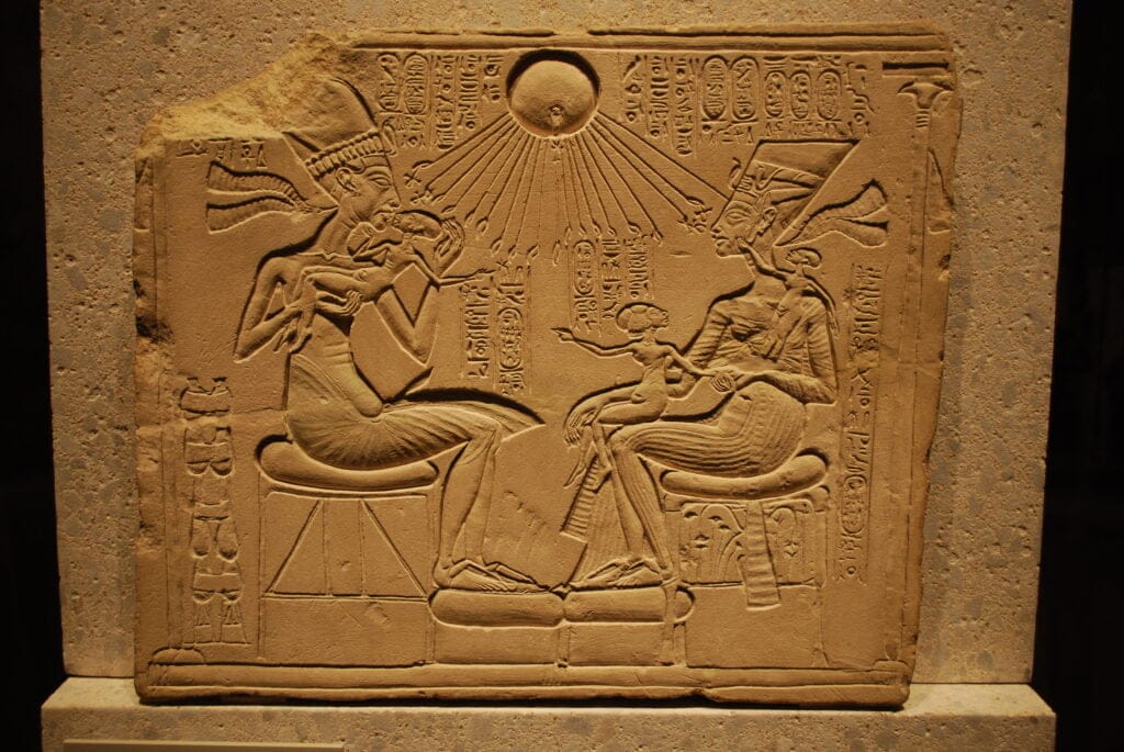 Ehnaton: Misteriozni egipatski faraon koji je izbrisan iz istorije 4 Ehnaton i njegova žena Nefertiti